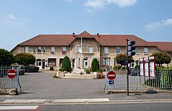 Crouy-FR-02-mairie-07.JPG
