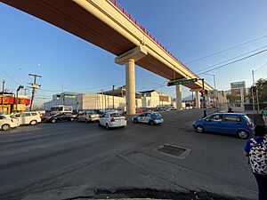 Archivo:Cruce de la avenida Félix U. Gómez y la calle José María Arteaga, Monterrey