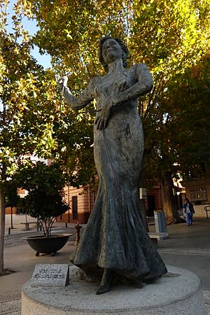 Archivo:Dúrcal - Estatua a Rocío Dúrcal