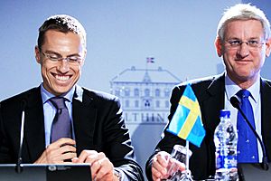 Archivo:Finlands utrikesminister Alexander Stubb och Sveriges utrikesminister Carl Bildt under Nordiska Radets session i Reykjavik pa Island 2010-11-03