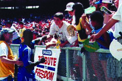 Archivo:Freddy Adu signing autograph 2004 MLS All Star Game