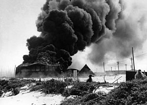 Archivo:G17056 Oil tanks burn at Midway after japanese attack 4 june 1942