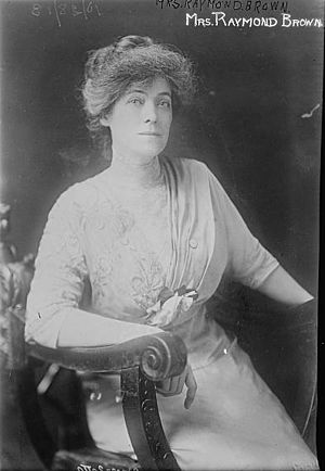 Archivo:Gertrude Foster Brown Mrs. Raymond Brown ca 1913