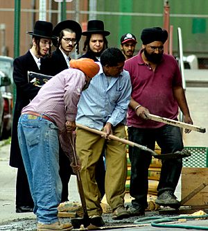 Archivo:Hasidim in New York watching construction