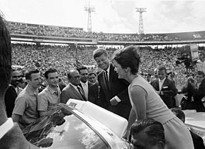 Archivo:Kennedy greet 2506 Brigade (1962-12-29)