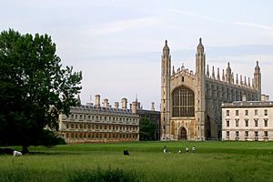 Archivo:King's College Chapel from The Backs, Cambridge, UK