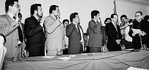 Archivo:Líderes del Frente Farabundo Martí para la Liberación Nacional (FMLN) toman el juramento el 2 de septiembre de 1992 del Arzobispo de San Salvador Monseñor Arturo Rivera y Damas