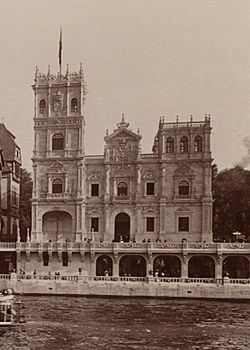 Archivo:La Rue des nations, Exposition Universelle 1900 (cropped). Pavillon royal de l'Espagne