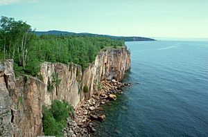 Archivo:Lake Superior North Shore(v2)