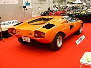 Archivo:Lamborghini Countach(rear-side)