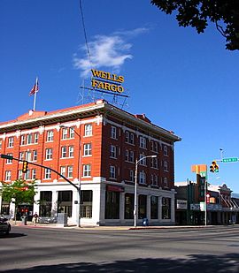 Archivo:Logan, Utah corner of Main & Center St