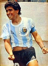 Archivo:Maradona 1986 vs italy