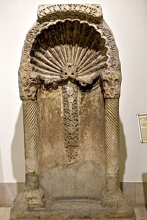 Archivo:Mihrab from al-Khasiki Mosque in Baghdad, built by the Abbasid Caliph Harun al-Rashid, 192 AH, Iraq Museum