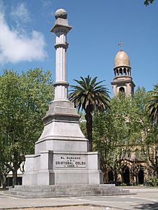 Monumento a Cristóbal Colón en plaza Independencia de la ciudad de Durazno 01.JPG