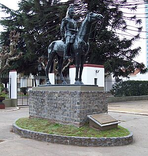 Archivo:Monumento al Policía Montado II