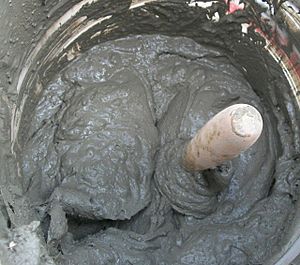 Archivo:Mortar mixed inside bucket
