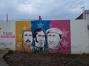 Archivo:Mural Maduro, Bolívar y Chávez
