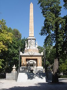 Archivo:Obelisco Dos de mayo (Madrid) 03