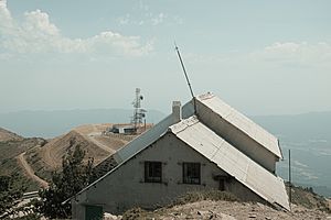 Archivo:Observatoire météorologique au sommet du mont de l'Homme