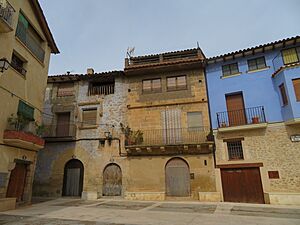 Archivo:Plaza Mayor, municipio de Ráfales (Teruel)
