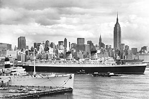 Archivo:Postcard Stevens with RMS Queen Elizabeth