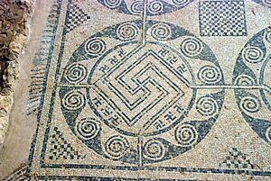 Archivo:Quintanilla de la Cueza Villa romana Tejada Habitación 17 Mosaico Svásticas 002