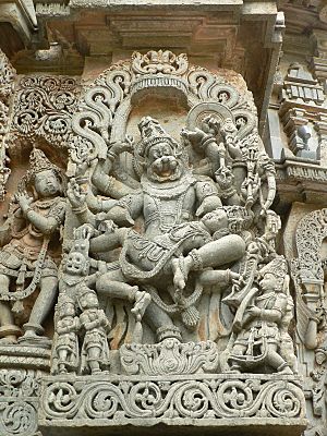 Archivo:Relief depicting Narasimha avatar of the god Vishnu in Hoysaleswara temple at Halebidu