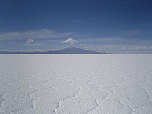 Archivo:Salar de Uyuni, Volcan Thunupa