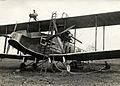 Tanken van een vliegtuig Airplane provided with fuel