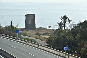 Archivo:Torre de la Chullera, en la costa de Manilva, provincia de Málaga