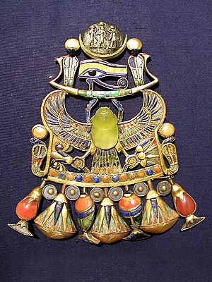 Archivo:Tutankhamun pendant with Wadjet