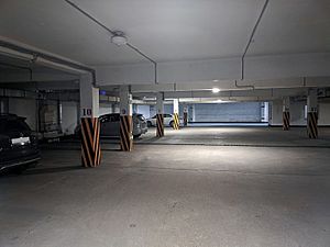 Archivo:Underground parking in one of the shopping centers. Ulan-Ude