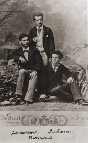 Archivo:Von Meck Trio. From left, Pyotr Danilchenko (violin), Władysław Pachulski (cello) and Claude Debussy (piano)