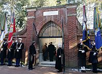Archivo:Washington's Tomb, Mount Vernon, 2007Feb19