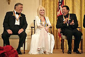 Archivo:Zubin Mehta laughs with singers Dolly Parton and William Smokey Robinson during a reception for the Kennedy Center honorees