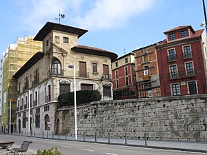 Archivo:039 Calle de Claudio Alvargonzález (Cimavilla, Gijón), en primer terme la Casa Paquet