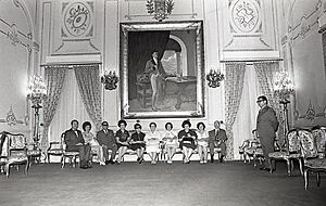 Archivo:1972 Abril 19 Visita de la familia Crespo al Palaco de Miraflores 025