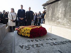 Archivo:2019-02-24, El presidente del Gobierno, Pedro Sánchez, durante la ofrenda floral ante la tumba del presidente de la II República Manuel Azaña, exilio3