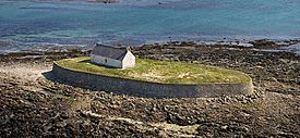 Archivo:Aerial View of St Cwyfan's Church (cropped)