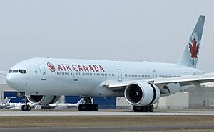 Archivo:Air Canada B777-333ER (C-FITL) landing at Montréal-Trudeau International Airport