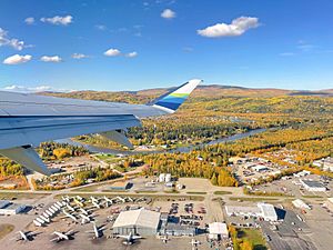 Archivo:Alaska Airlines E175 departing Fairbanks (Quintin Soloviev)