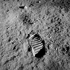 Archivo:Apollo 11 bootprint