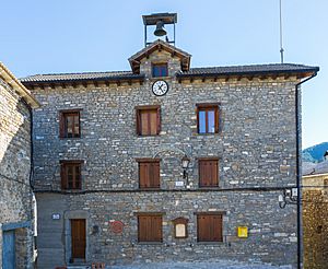 Archivo:Ayuntamiento, Linás de Broto, Huesca, España, 2015-01-07, DD 02