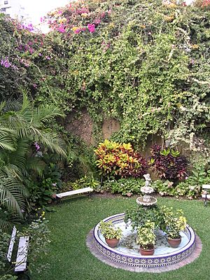 Archivo:Backyard of Panamanian Embassy in Peru