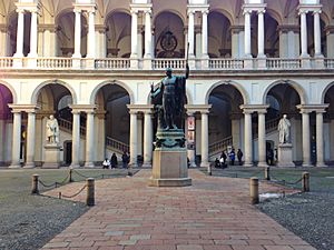Archivo:Brera-MainCourtYard