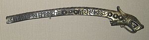 Archivo:British Museum Runic Silver Animal Head