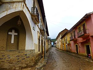 Archivo:Calle colonial en Totora