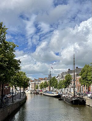 Archivo:Canal Biennestad-Noord, Groningen, Países Bajos