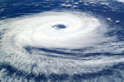 Archivo:Cyclone Catarina from the ISS on March 26 2004