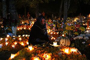 Archivo:Día de Muertos en panteon local de Tzintzuntzan, Michoacan, México 08